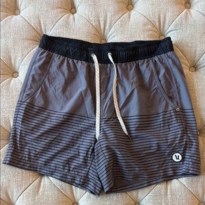 Vuori‎ Men's M Gray Striped Shorts